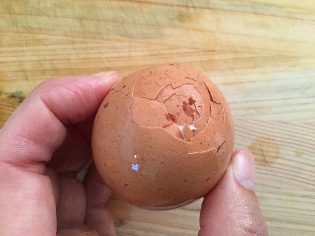 ゆで卵の殻を簡単にむく方法