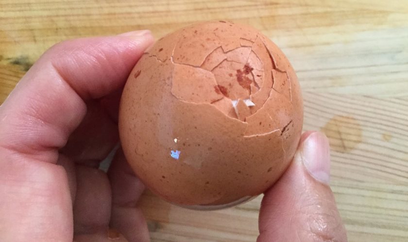 ゆで卵の殻を簡単にむく方法